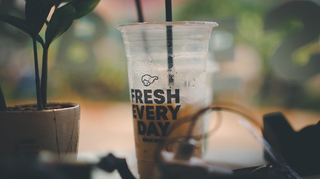 clear-plastic-cup-with-straw-zruzvz9jdxw